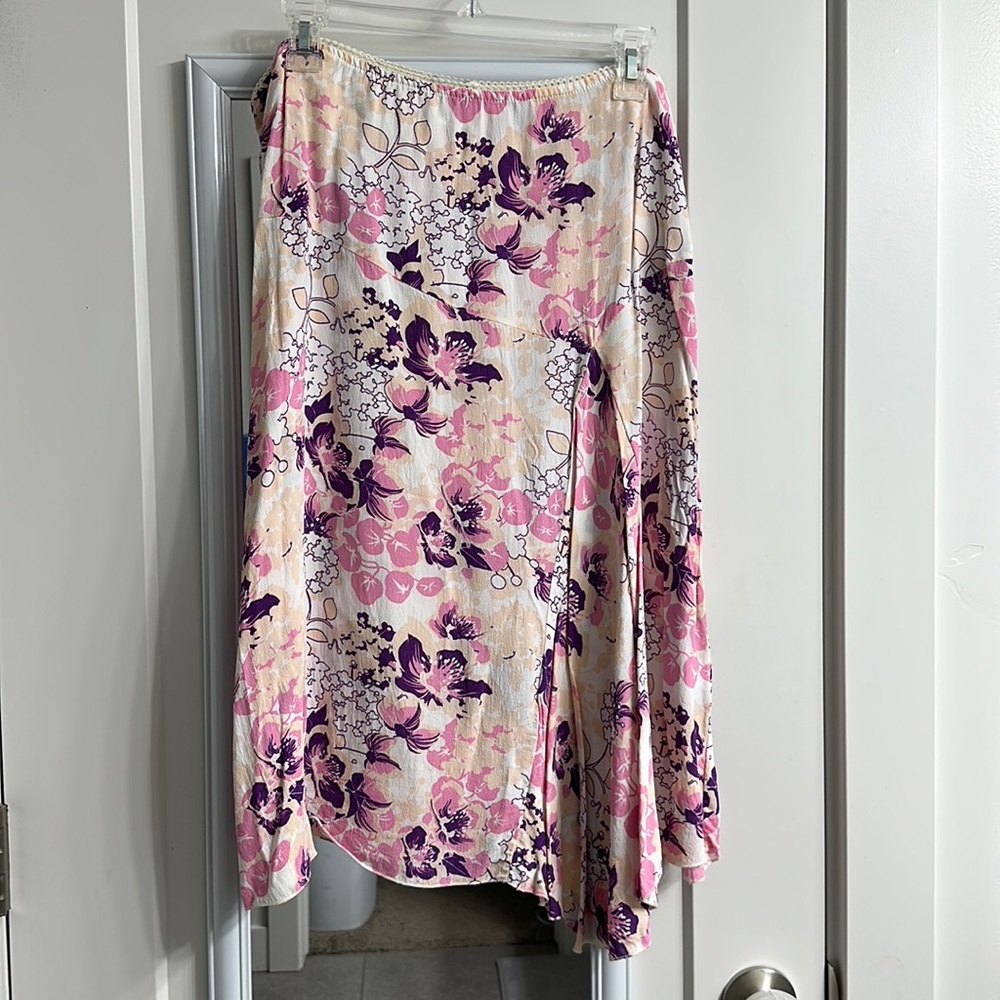 Size 14 knee length skirt. Bought in Paris France.